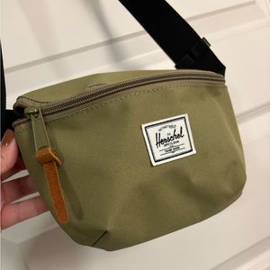 Herschel fanny pack crossbody bag olive green